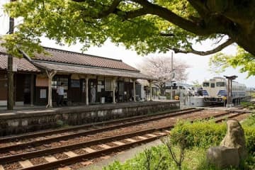 法華口駅そのものが店。普通に乗降客が中を行き来する