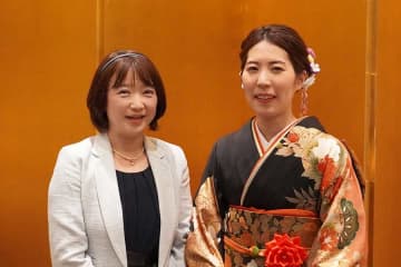 福間香奈女流棋士（写真右）とフリーアナウンサーの日下千帆さん【写真：日下千帆】