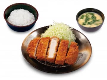 「超厚切りロースかつ定食」（税込 930円）