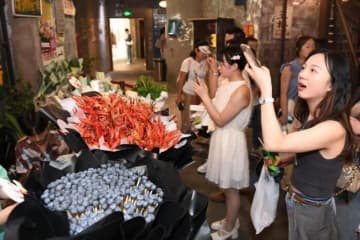 湖南省長沙市の花屋でザリガニやパクチーで作ったユニークな花束が売られていた。