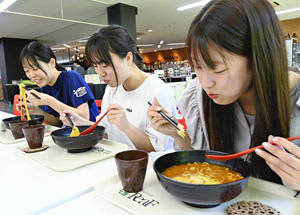 ホタテ味噌ラーメンを味わう学生ら