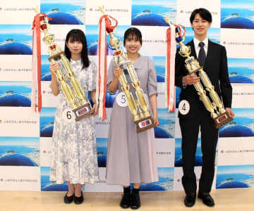 海の王子の成宮隆太さん（右）、海の女王の川延怜奈さん（中央）と内村実夢さん（藤沢市観光協会提供）