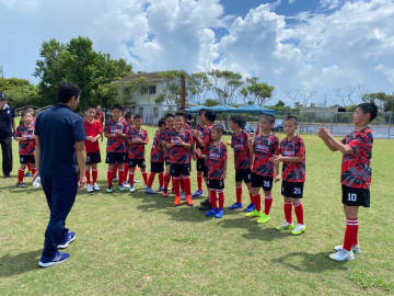 昨年度、神栖市内で合宿を開いた中国の少年サッカーチーム(市提供)