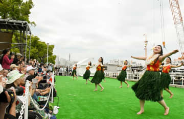 海をバックにしたフラダンスのステージを楽しむ来場者＝横浜市中区の山下公園