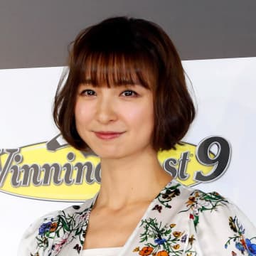 篠田麻里子（Ｃ）日刊ゲンダイ