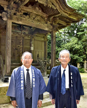 鯖野薬師堂前で参加を呼びかける猪狩総代長（左）と佐藤総代