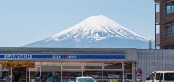  富士山を背景にしたローソン河口湖駅店（2023年4月10日）（Hide_Studio/stock.adobe.com）