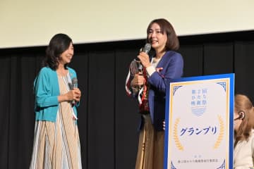 グランプリを受賞した常石梨乃監督(右)と特別ゲストで俳優の宮崎美子さん=日立市東滑川町