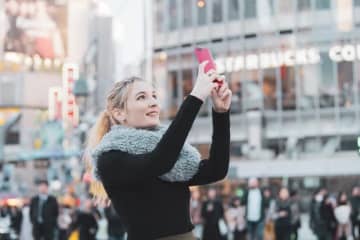 東京・渋谷を観光する外国人女性　※画像はイメージです （maru54/stock.adobe.com）