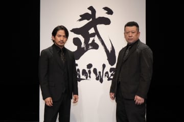 『明鏡止水 武の五輪』取材会に出席した（左から）岡田准一、ケンドーコバヤシ（C）NHK