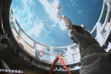 中国の有人宇宙船「神舟18号」の乗組員が初の船外活動を完了した。