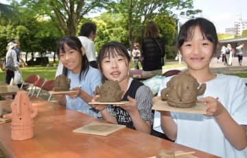 埴輪作り体験に参加した子どもたち=水戸市緑町