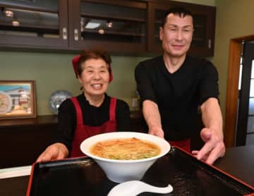 すっきりとしたスープに鶏のうまみが凝縮した「三大地鶏中華そば」