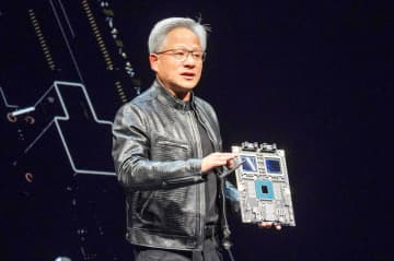 NVIDIAの基調講演で講演する、NVIDIAのジェンスン・フアンCEO、手に持っているのは製品版のGB200(2xBlackwellと1xGrace)