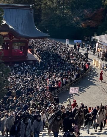 大勢の初詣客でにぎわう鎌倉市の鶴岡八幡宮＝2023年1月2日