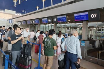 23年末現在、中国には航空輸送会社が計66社あり、定期便の航空路線は5206本に達した。写真は上海浦東国際空港。