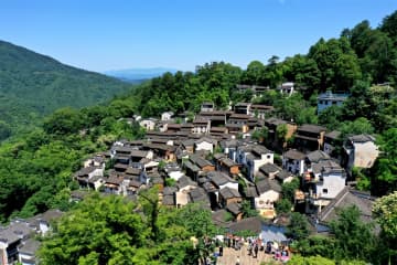 江西省上饒市婺源県の歴史ある篁嶺村が観光客でにぎわっている。