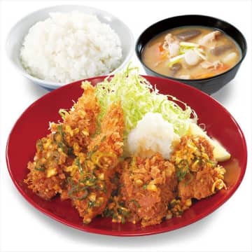 「まぐろカツとささみカツの合い盛り定食」（税込 979円）