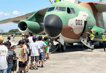 入間基地ランウェイウォーク2024 C-1vs小中高生の綱引き大会