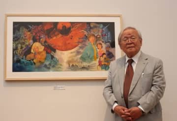 自身の作品の前に立つ安彦良和さん＝兵庫県立美術館（2024年6月7日）