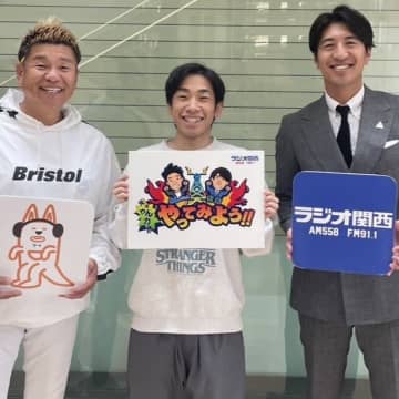 織田信成選手（中央）。両端はラジオ関西『としちゃん・大貴のええやんカー！やってみよう！！』パーソナリティーの林歳彦氏（左）と田中大貴（右）