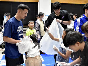 田渡選手（左）らとごみを分別する参加者