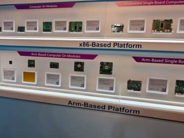 AdvantechのAI・IoT 共創キャンパスに展示されているIPC用マザーボード、以前からのx86だけでなく、ArmベースのIPCも増えているという