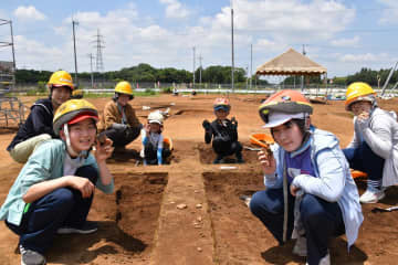 縄文土器や土師器などの破片を掘り起こした参加者ら=つくば市谷田部