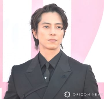 色気漂うスーツ姿で笑顔をみせた山下智久（C）ORICON NewS inc.