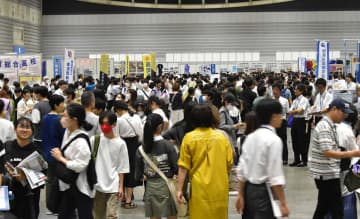 多くの中学生や保護者らが来場した「全公立展」＝15日、パシフィコ横浜