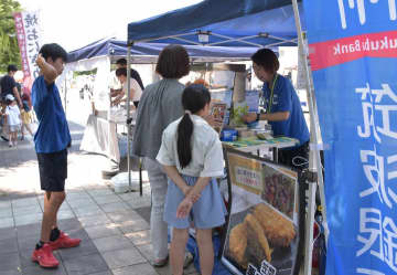 親子連れでにぎわうマルシェ=つくば市吾妻