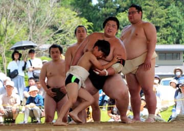 伊勢ノ海部屋の本県出身力士らに胸を借り、ぶつかり稽古する児童