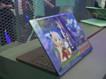 天板のデザインをカラーで自由に書き換えられるノートPC「Project Dali」をCOMPUTEX TAIPEIでASUSが参考出品。天板にはE Ink製フルカラー電子ペーパーを搭載