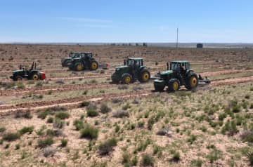 内モンゴル自治区は1日2．2万株の植物を植える機械を導入し、砂漠化防止に取り組んでいる。