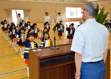 全員で右手を挙げ防火への決意を誓う長島保育所の園児