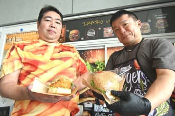 軽食を提供する「いまるカフェ」をオープンした菅野由喜男さん（右）と丸本順さん