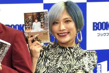 ツートンカラーヘアの信子