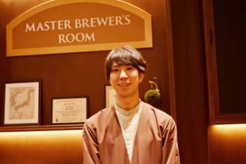 ↑有友亮太さん。YEBISU BREWERY TOKYO内の、“会える” MASTER BREWER’S ROOM（マスターブリュワーズルーム）にて。