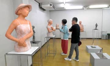 自由な発想で表現された人物や抽象が並ぶ「MITO彫刻展」=水戸市泉町のアートセンタータキタ