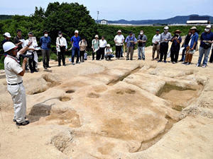 現地説明会で1200年前の歴史に思いをはせる市民ら