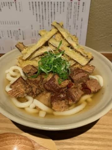 時間経過とともに味わいが増す和牛肉ごぼう天うどん1400円。