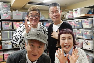 後列左から時計まわりで、大久保ノブオさん、梅垣義明さん、久本雅美さん、喰始さん