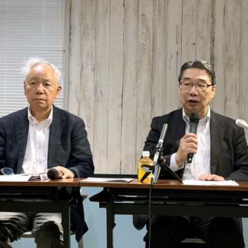 テレビ朝日HD株主総会後に会見をする「テレビかがやけ！市民ネットワーク」（前川喜平・元文科次官＝右）／（提供写真）