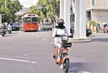 中国の広い範囲で高温に見舞われており、自転車と徒歩で移動する人々は暑さの試練を受けている。