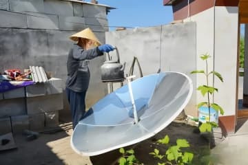 やかんを設置し、太陽光を集め、水が湯になるのを待つ。このような太陽光だけでお湯を沸かすことのできる装置を見たことがあるだろうか。写真はソーラークッカーを使う天水市内の家庭。