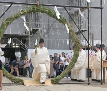 茅の剣を手にし、茅の輪をくぐる東宮司=鹿嶋市宮中