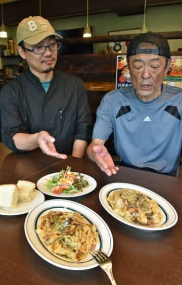 創作居酒屋8で腕を振るう遠藤悟シェフ（右）。ランチではパスタ2種が楽しめる