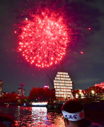 鳳神輿講の船から見た花火。天満橋付近から北を見ています。（令和元年）