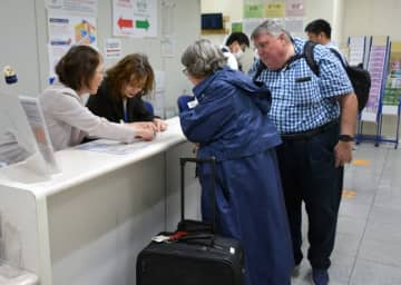 外国人を英語で案内する京都ＳＧＧクラブの会員。会員が足りず１人で対応する日もあるという（京都市下京区・京都駅）