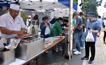 香ばしい匂いが漂う中、ウナギのかば焼きを買い求める市民ら